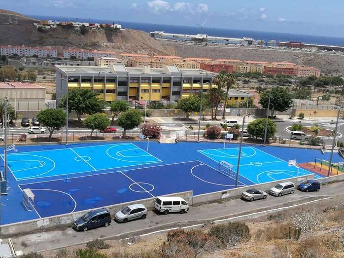 Vista del estado en que ha quedado la cancha deportiva/TA.